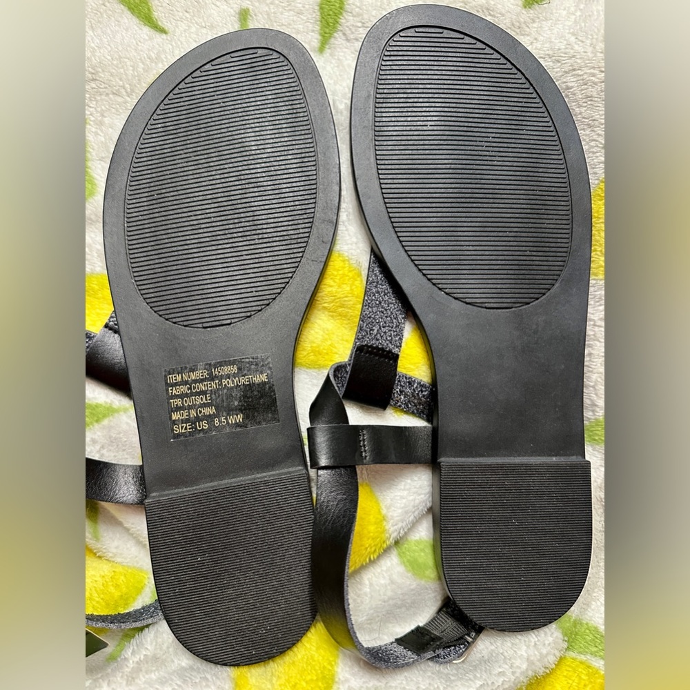 torrid Black Strappy Toe-Ring Sandals - Picture 2 of 2